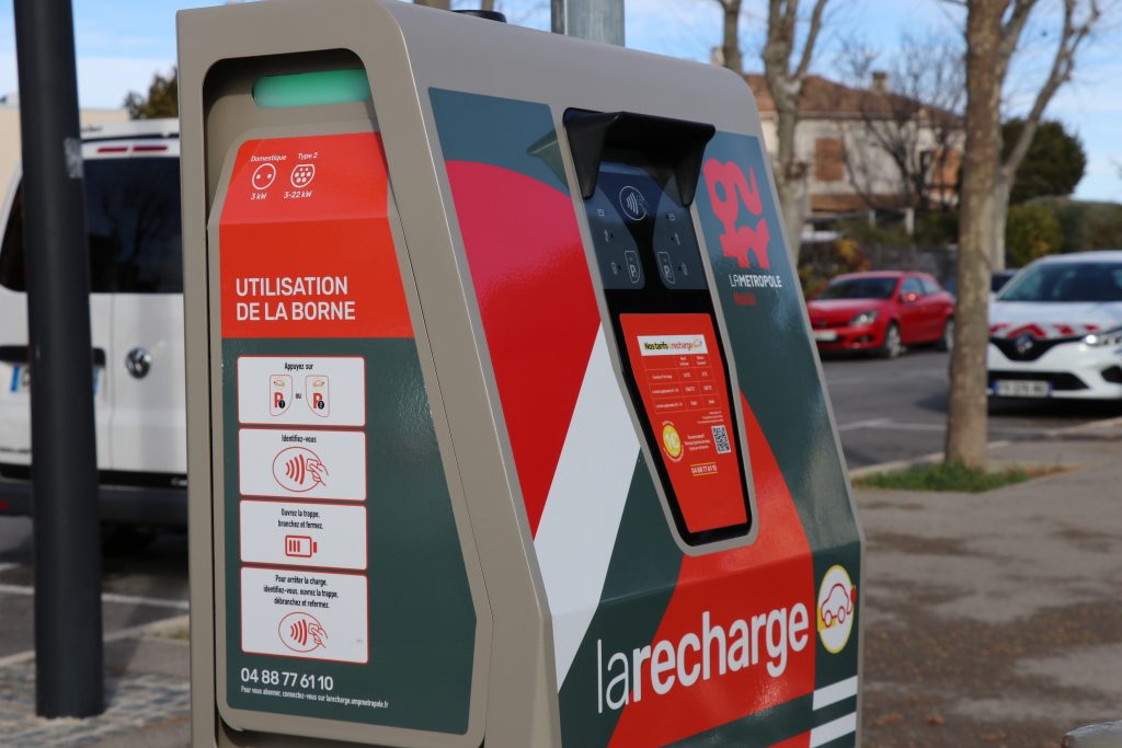 Photo de borne de recharhe électrique pour voitures au parking Grande terre à Venelles