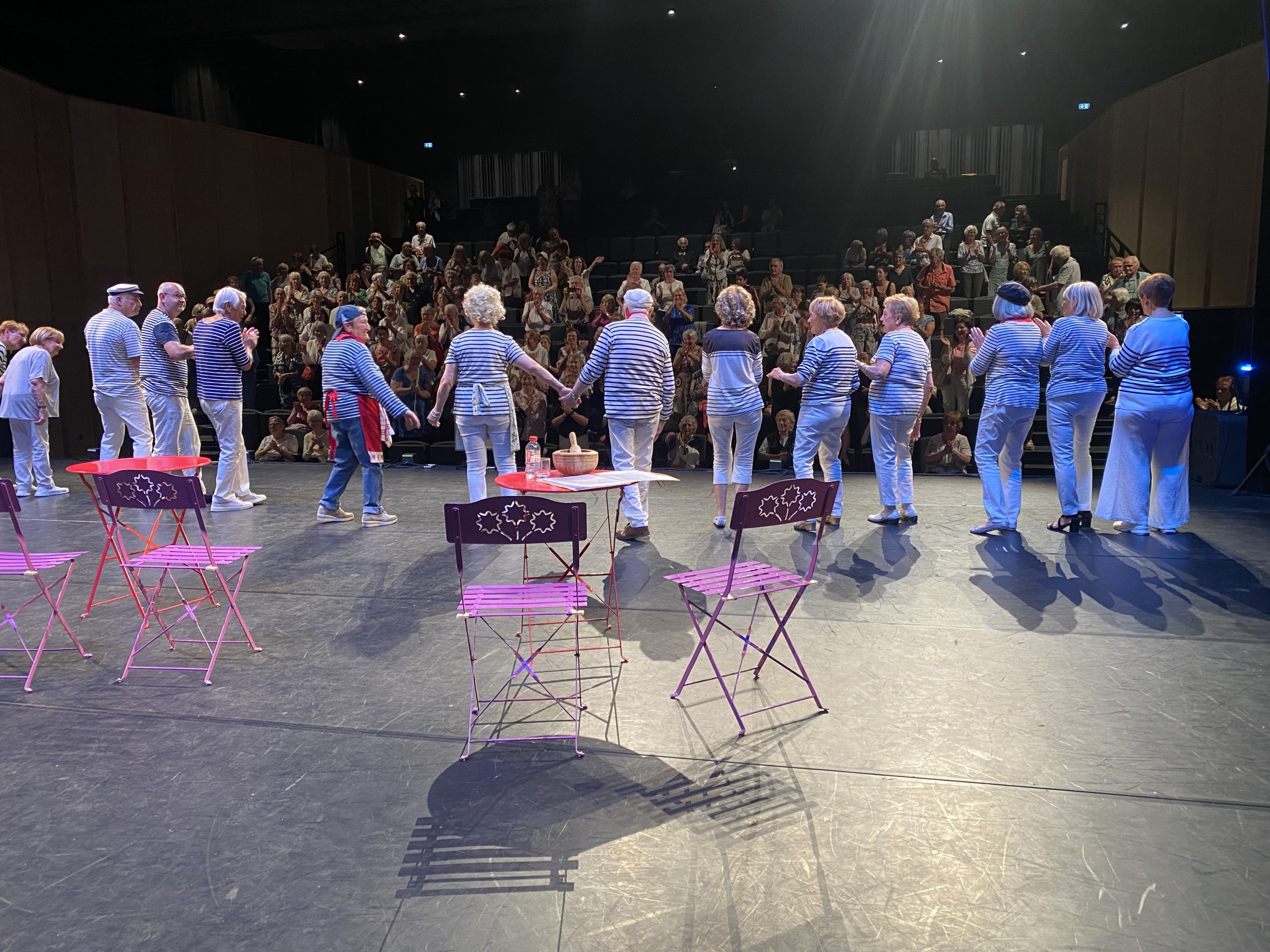 Photo représentant des artistes amateurs en train de saluer à la fin du spectacle.