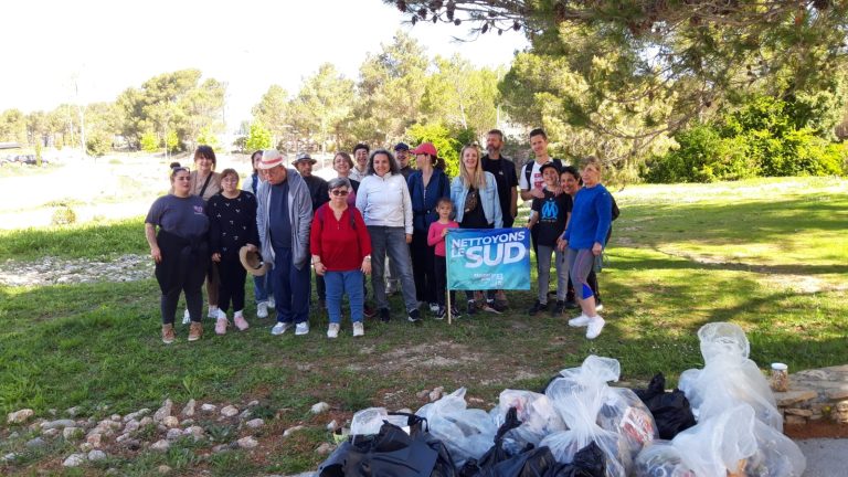 photo des participants à l'édition 2025 de "Nettoyons le Sud" au parc des sports de Venelles
