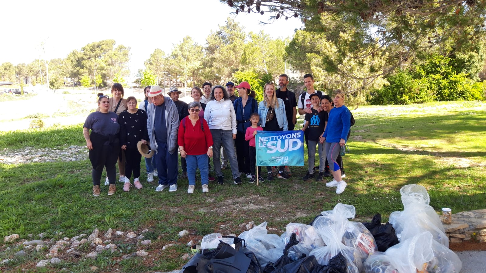 photo des participants à l'édition 2025 de "Nettoyons le Sud" au parc des sports de Venelles