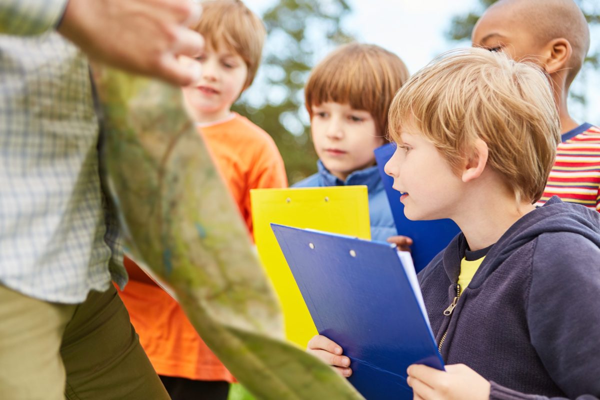 enfants participant à une chasse au trésor