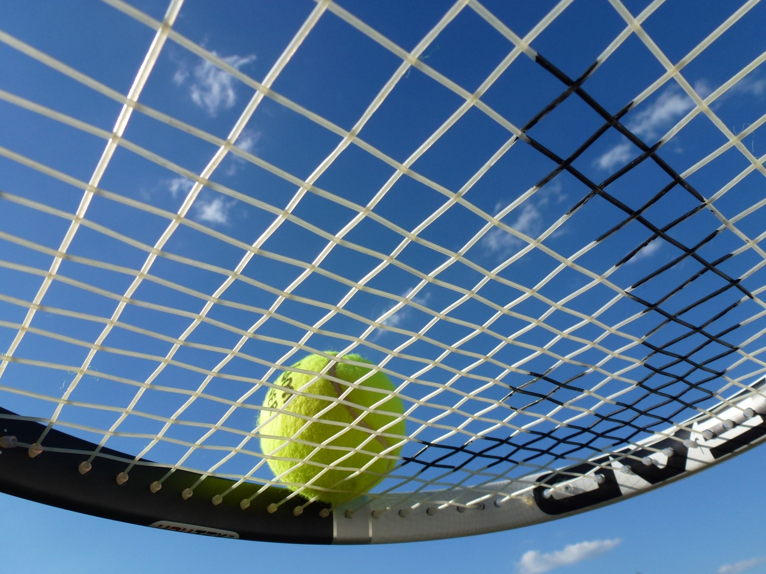 balle et raquette de tennis