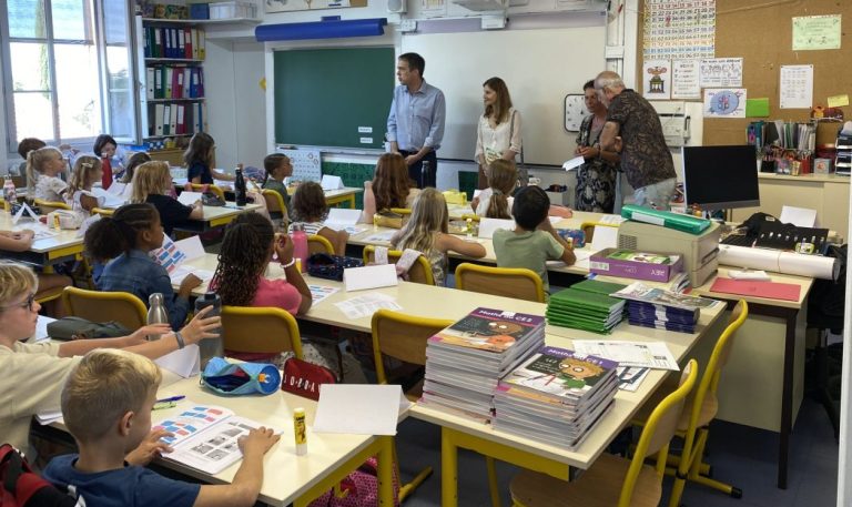 photo de la visite du maire et des élus dans les classes à la rentrée 2024