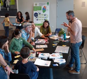 photo de participants au jeu le Puzzle climat à l'Etincelle