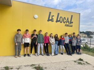 photo de jeunes Venellois devant le LocaL