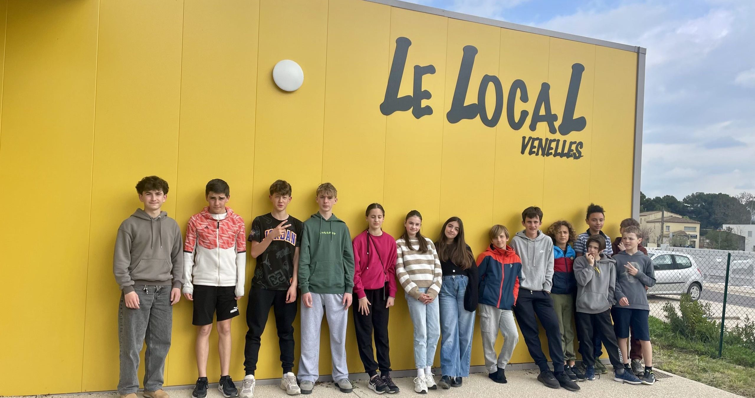photo de jeunes Venellois devant le LocaL