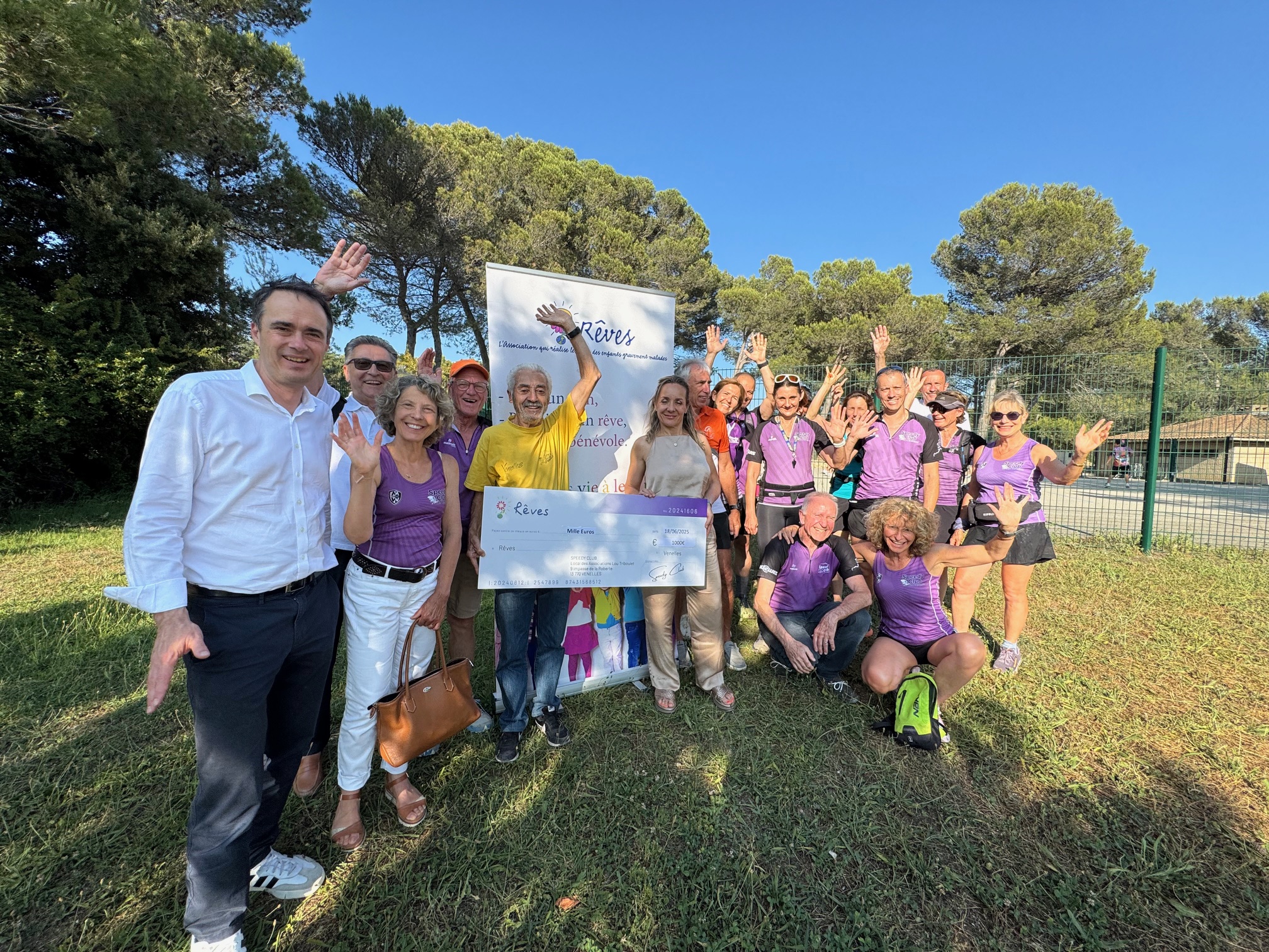 remise d'un cheque de 1000 euros à l'association Rêves