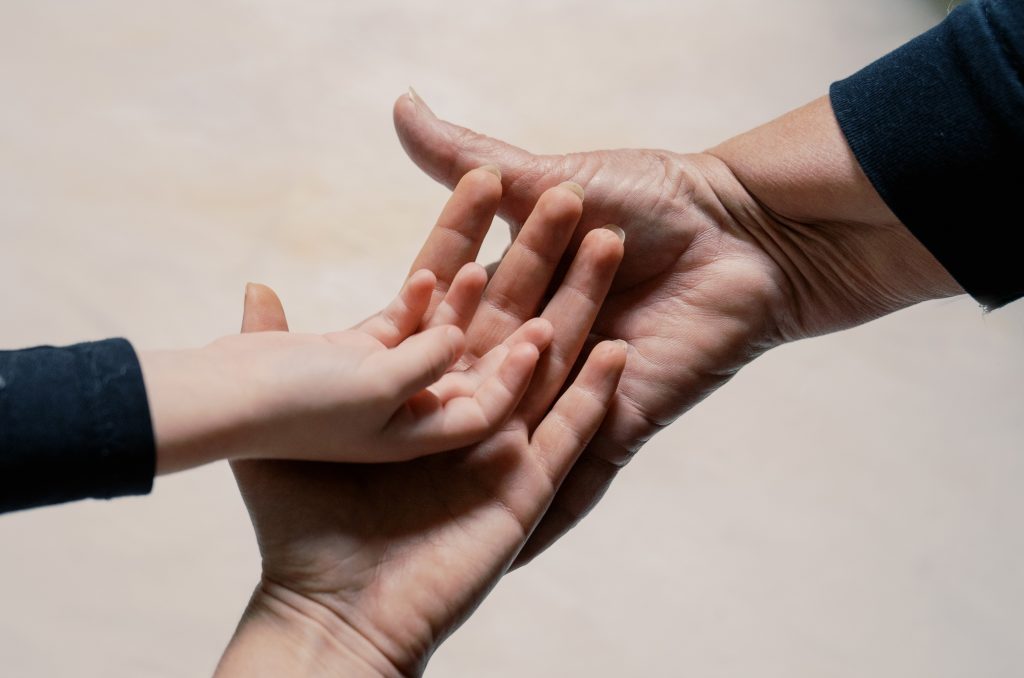 photo de mains de plusieurs générations
