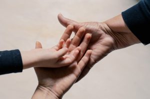 photos de mains d'enfants et d'adulte