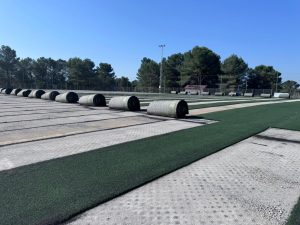 Photo de la dépose de la pelouse synthétique du stade Signoret