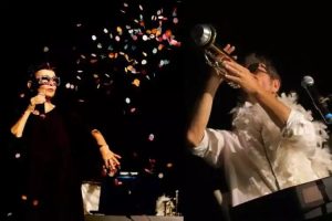 photo des artistes de petit duo pour grand écran