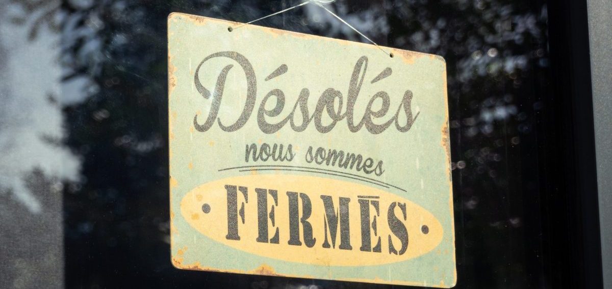 panneau de fermeture sur une porte