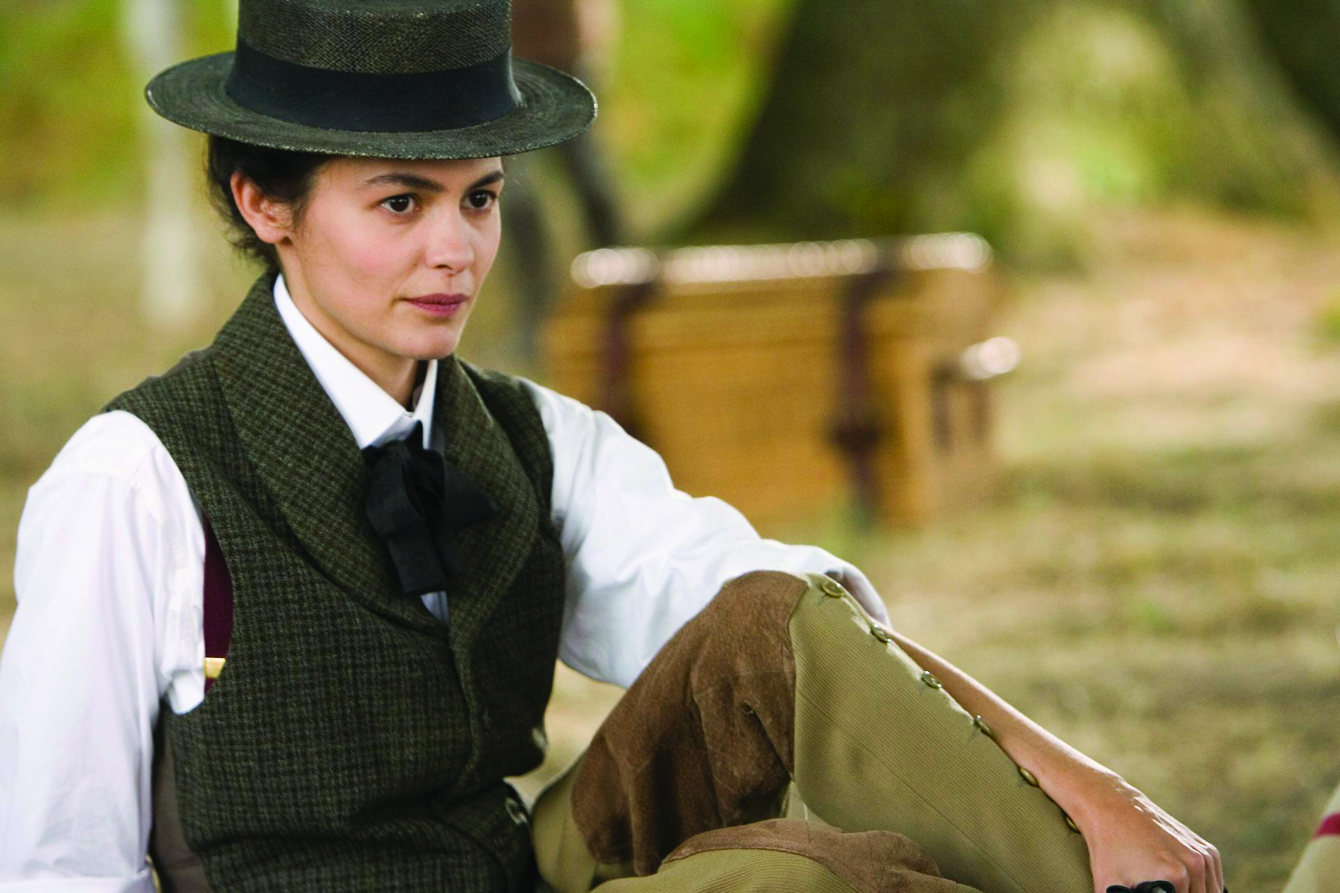 Photo représentant Audrey Tautou assise, dans le rôle de Coco