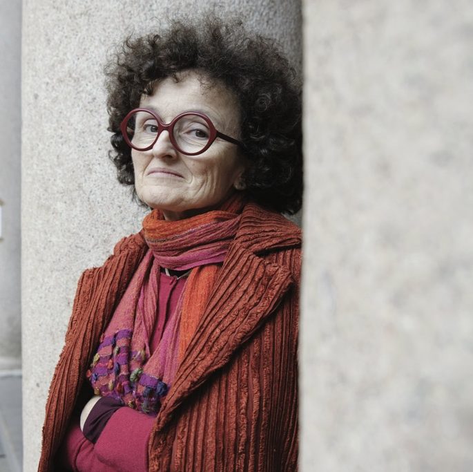 Photo représentant un portrait de l'autrice Marie-Hélène Lafon prenant la pose contre un mur.