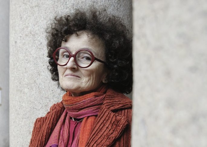 Photo représentant un portrait de l'autrice Marie-Hélène Lafon prenant la pose contre un mur.