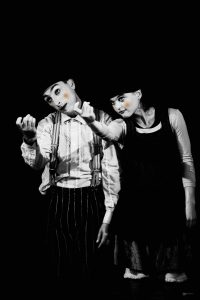 Photo en noir et blanc représentant deux clowns, une femme et un homme tenant des balles dans leurs mains.