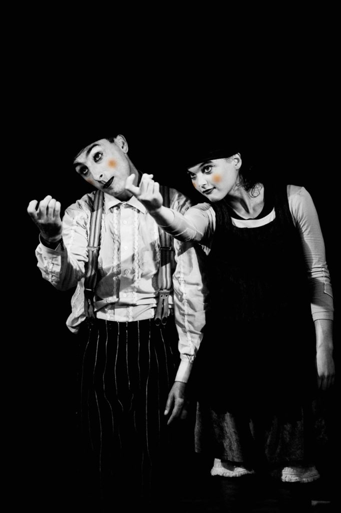 Photo en noir et blanc représentant deux clowns, une femme et un homme tenant des balles dans leurs mains.