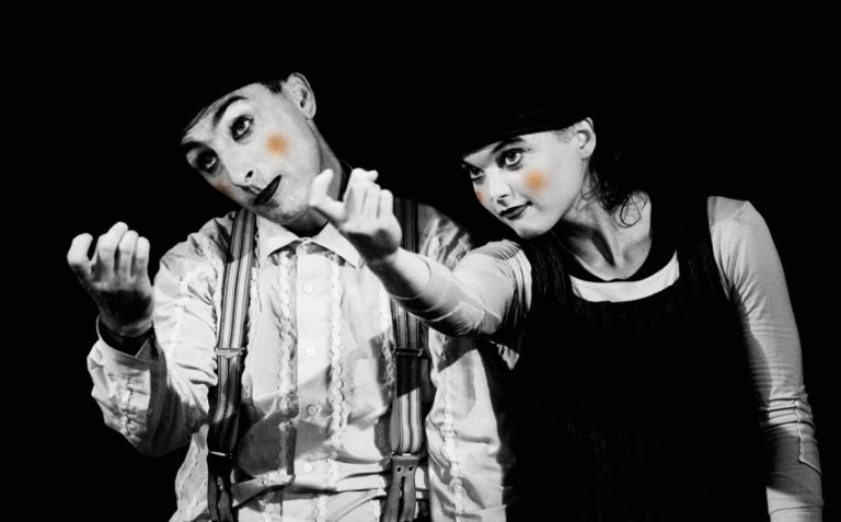 Photo en noir et blanc représentant deux clowns, une femme et un homme tenant des balles dans leurs mains.