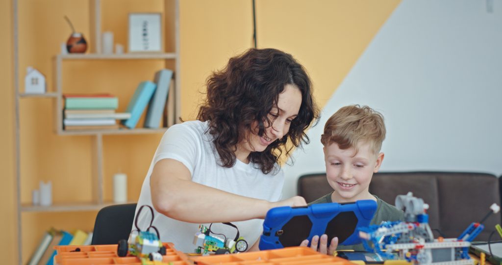 photo d'une mère de famille et son enfant avec une tablette