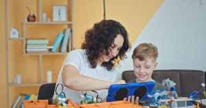 photo d'une mère de famille et son enfant avec une tablette