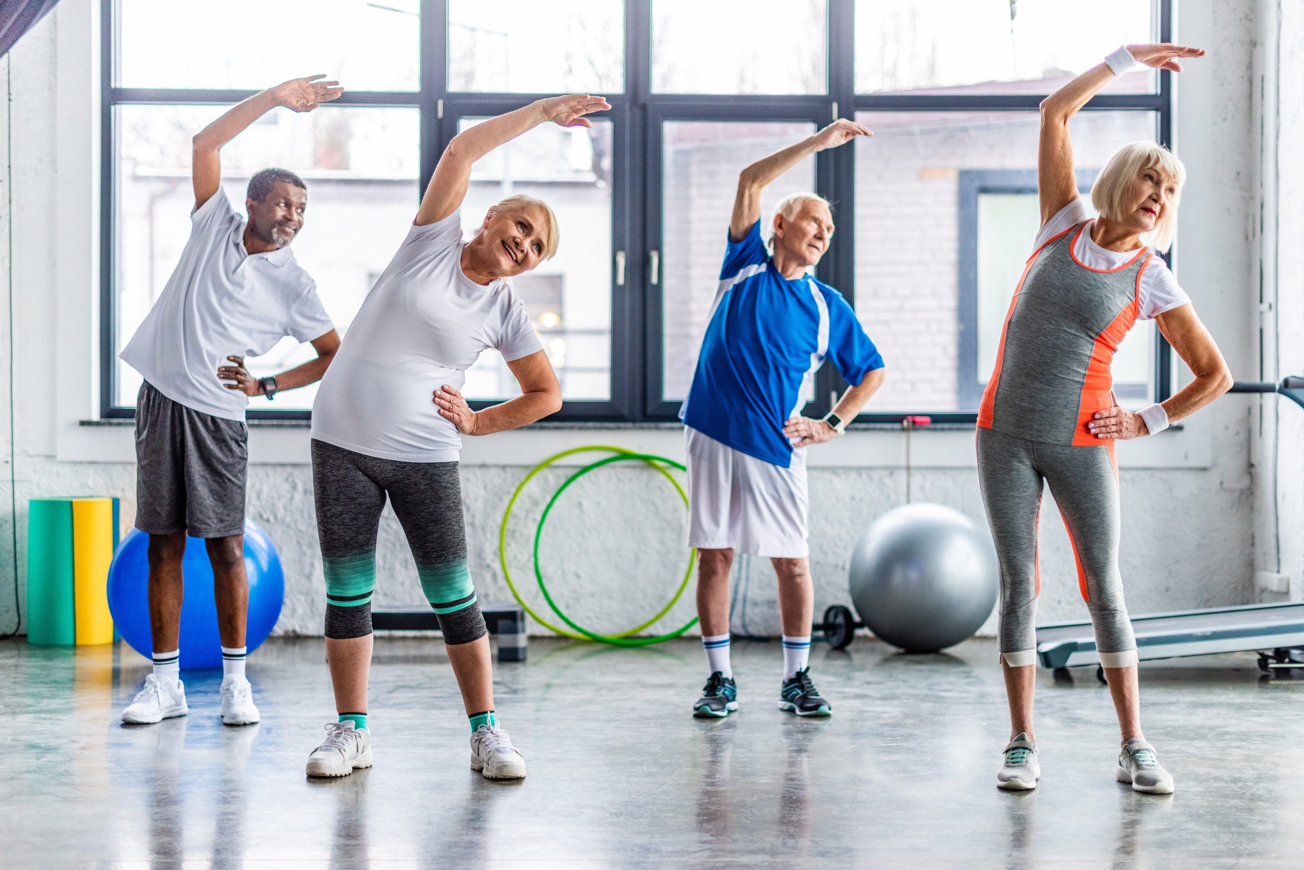 groupe de seniors pratiquant une activité physqiue adaptée