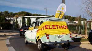 photo d'une voiture avec la banderole du téléthon à Venelles