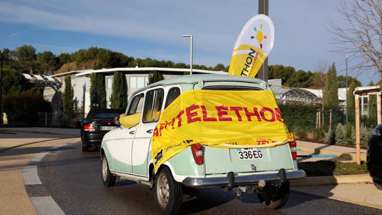 photo d'une voiture avec la banderole du téléthon à Venelles