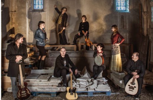 Photo représentant des musiciens avec leurs instruments assis dans une église