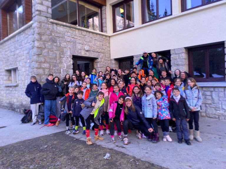 photo de groupe de jeunes au séjour ski 2025