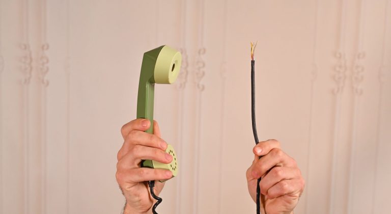 photo d'une ligne de téléphone coupée