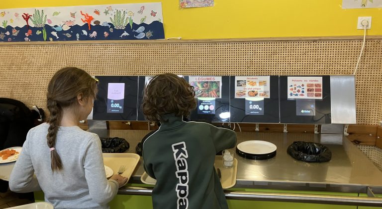 des eleves aux tables de tri a la cantine de Venelles