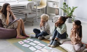 groupe d'enfants apprenant la langue des signes