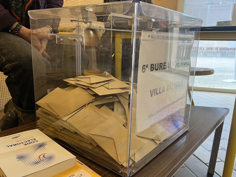 urne avec bulletins de vote