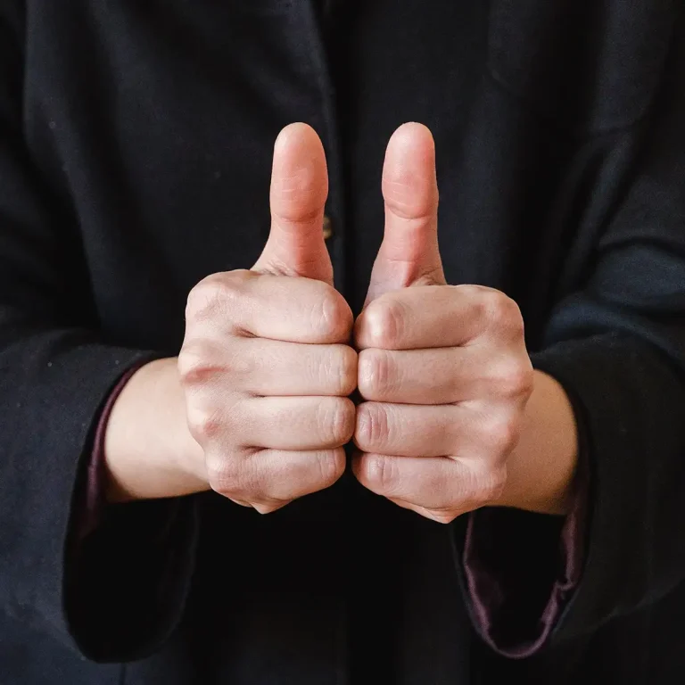 photo de deux pouces en l'air