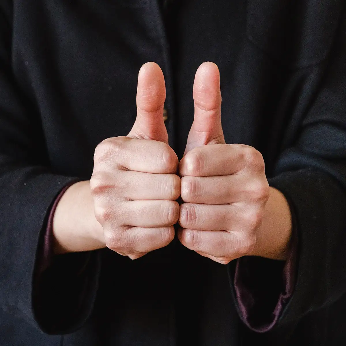 photo de deux pouces en l'air