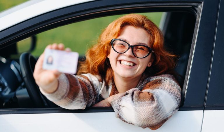 photo de jeune fille venant d'avoir son permis de conduire