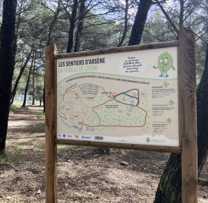 photo du panneau d'information des sentiers Arsene
