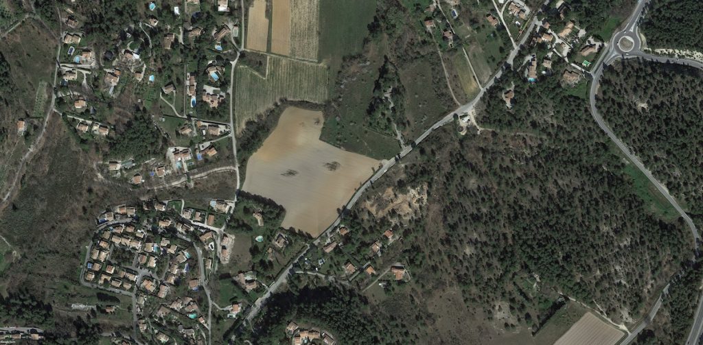 vue aerienne de la ZAD a Vauclaire