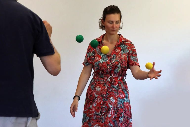 Photo représentant une femme balle à la main en train de pratiquer le brain ball avec une balle