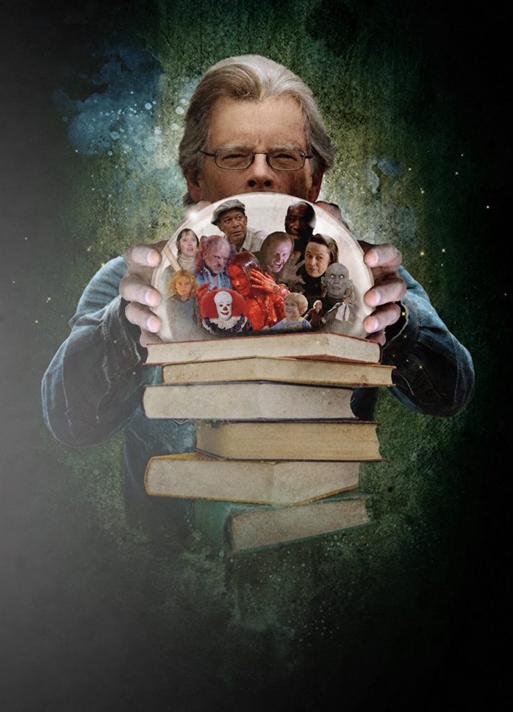 Photo représentant Stephen King tenant une boule à neige dans laquelle évolue ses personnages les plus mythiques.