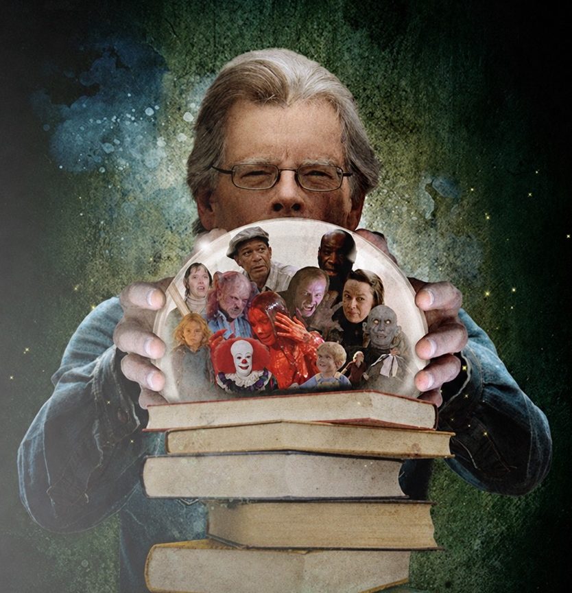 Photo représentant Stephen King tenant une boule à neige dans laquelle évolue ses personnages les plus mythiques.