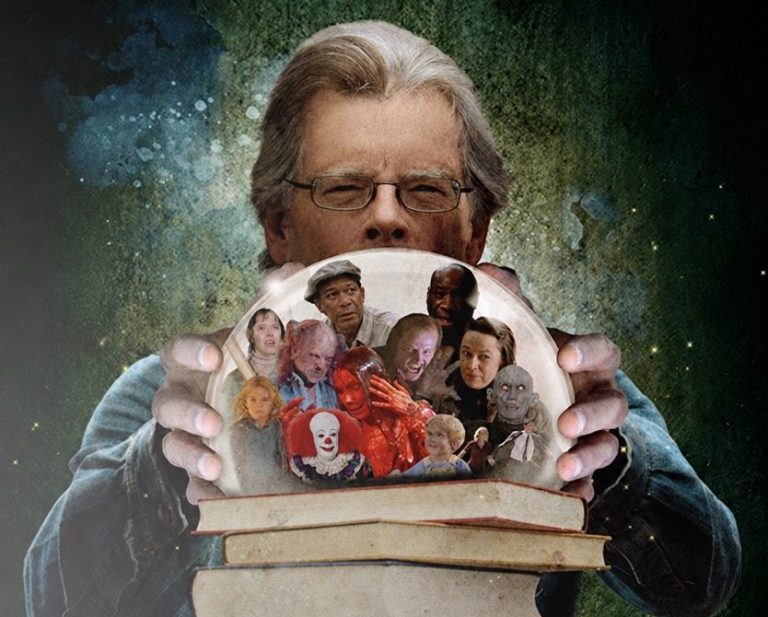 Photo représentant Stephen King tenant une boule à neige dans laquelle évolue ses personnages les plus mythiques.