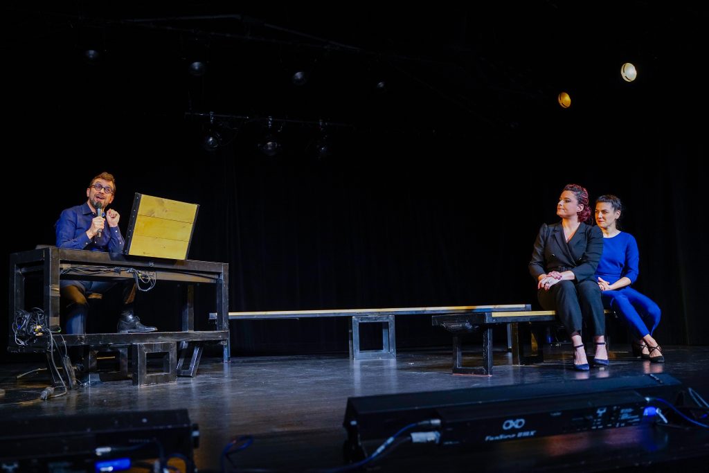 Photo représentant trois artistes sur scène, 2 chanteuses et painiste