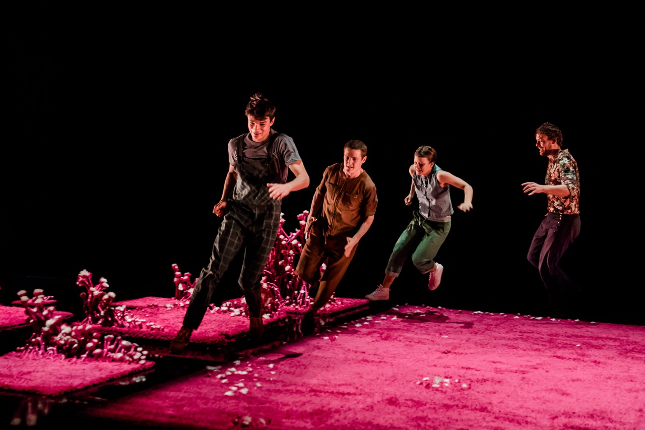 Photo représentant 4 danseurs en train de courir dans un décor complètement rose